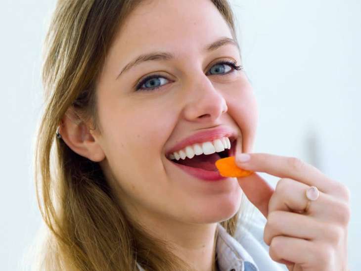 8 продуктов питания, которые помогут отбелить зубы