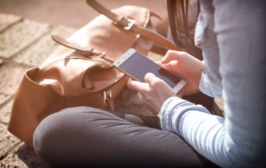 Долгие разговоры по телефону провоцируют развитие рака — ученые