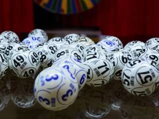 Жінка втратила чоловіка і виграла майже 59 мільярдів гривень: вона шокувала історією, як їй допоміг покійний