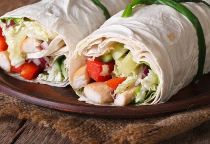 Завтрак по-летнему: рецепт рулета из лаваша с курицей и овощами