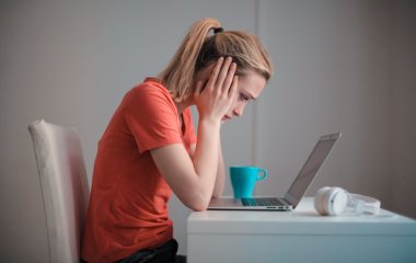 Вчені попередили про накопичення рідини в голові через гучні звуки