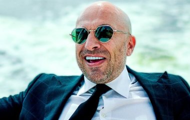 4 знаменитости, которые не выходят на улицу без аксессуаров