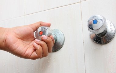 Терапевт розповів про протипоказання для прийому гарячого душу