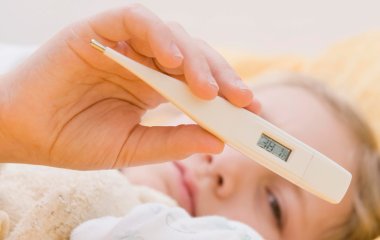 Як збити високу температуру у дитини: допомога з ліками та без