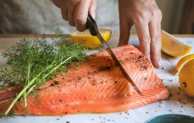 Как дома засолить красную рыбу: 2 самых универсальных способа