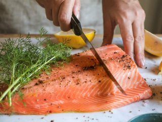Как дома засолить красную рыбу: 2 самых универсальных способа