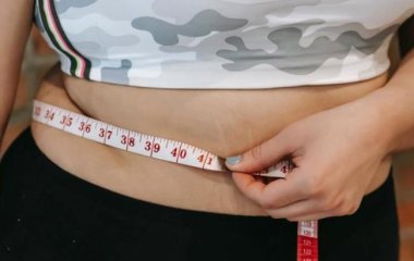Названо найгірші звички, що заважають позбутися жиру на животі