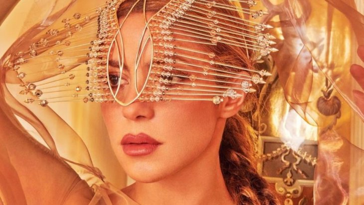 Золото и шелк: Шакира топлесс украсила обложку известного глянца