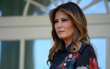 Мелания Трамп в монохромном образе на праздновании Хануки в Белом доме
