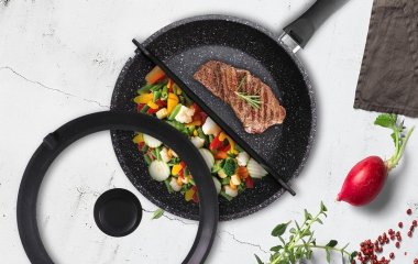 Будет, как новенькая: лайфхаки, как очистить крышку сковороды от жира