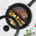 Будет, как новенькая: лайфхаки, как очистить крышку сковороды от жира