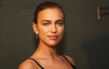 Ирина Шейк похвасталась декольте в бархатном платье 