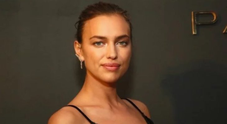 Ирина Шейк похвасталась декольте в бархатном платье 