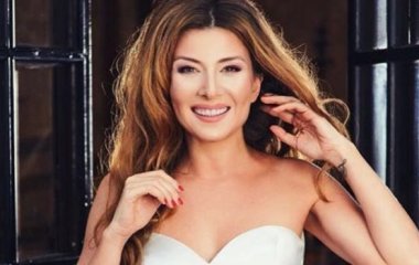 Жанна Бадоева оголила плечо в стильном платье-халате