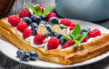 Рецепт для романтического завтрака: готовим венские вафли с клубникой и сливками