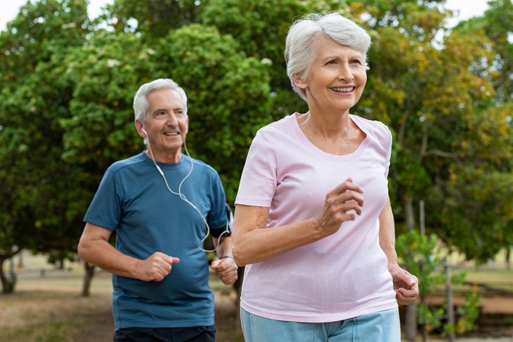 Может предупреждать об инсульте: чем опасна головная боль и как ее избежать