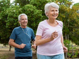 Может предупреждать об инсульте: чем опасна головная боль и как ее избежать