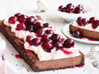 Вишневий чізкейк без випічки: молочний десерт із ягідною кислинкою