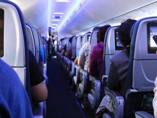 Пасажир знайшов у літаку записку: її вміст зворушив тисячі людей (фото)