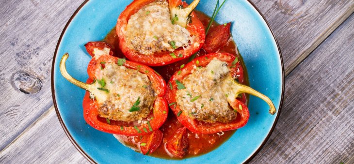 Сытный ужин: рецепт фаршированных перцев в сливочно-томатном соусе