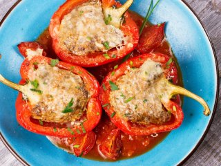 Сытный ужин: рецепт фаршированных перцев в сливочно-томатном соусе