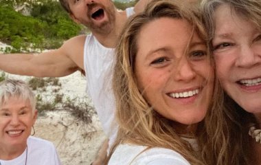 Блэйк Лайвли показалась в купальнике через два месяца после четвертых родов