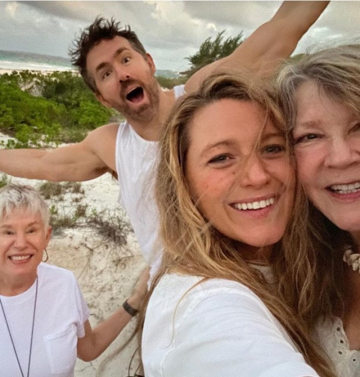 Блэйк Лайвли показалась в купальнике через два месяца после четвертых родов