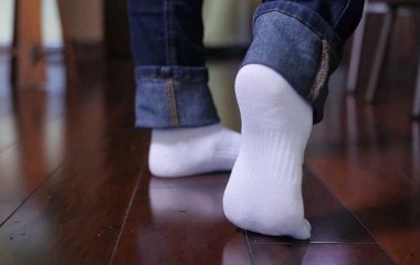 Покладіть брудні шкарпетки в пакет на 3 хвилини — і навіть старі та сірі стануть більшими за сніг