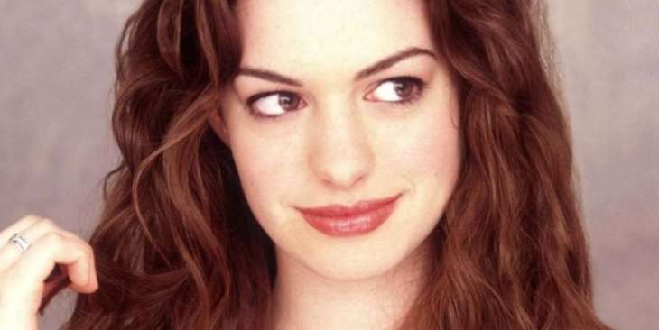 Модная катастрофа: Энн Хэтэуэй опозорилась на красной дорожке