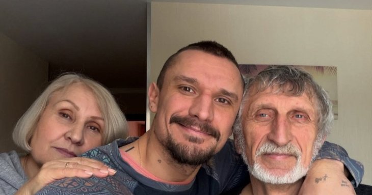 Тарас Цимбалюк замилував рідкісними фото з батьками й зачарував їхнім стильним виглядом
