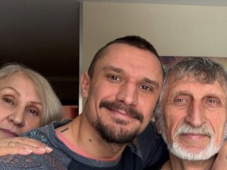 Тарас Цимбалюк замилував рідкісними фото з батьками й зачарував їхнім стильним виглядом