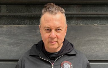 Відомий співак розпрощався з паспортом РФ і перетворив старий документ на допомогу Україні