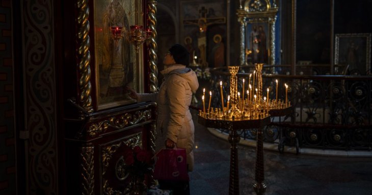 Чи заборонено жінкам йти до церкви на Великдень без хустки: священник дав чітку відповідь