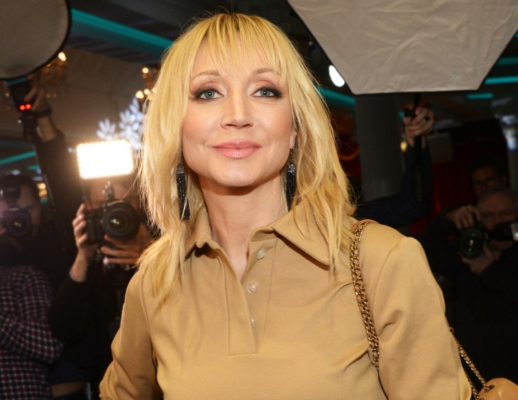 Кристина Орбакайте вышла в свет в белом платье