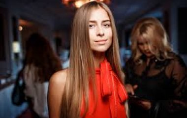 Внучка Софии Ротару позировала в стильной блузе