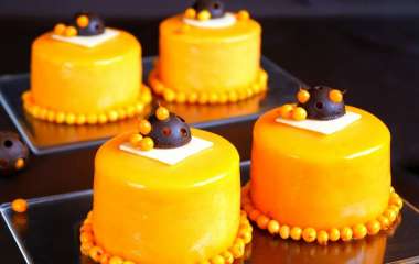 Десерт из манго и маракуйи с меренгами и сливками