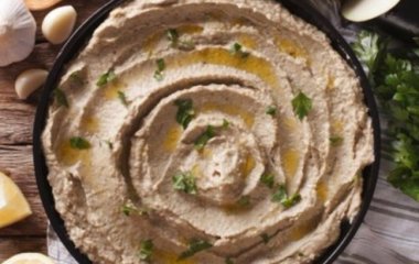 К свежему хлебу и мясу - идеально: как быстро приготовить нежную намазку из баклажанов