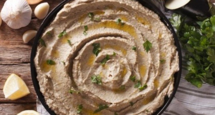 К свежему хлебу и мясу - идеально: как быстро приготовить нежную намазку из баклажанов