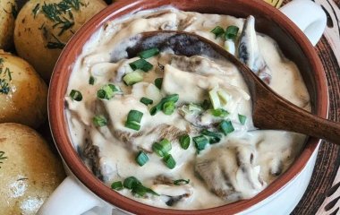 Універсальний рецепт грибної підливи на сметані: усі сусіди збігуться на неймовірний запах