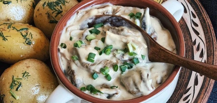 Универсальный рецепт грибной подливы на сметане: все соседи сбегутся на невероятный запах