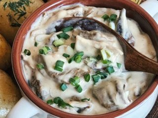 Универсальный рецепт грибной подливы на сметане: все соседи сбегутся на невероятный запах