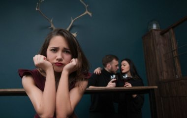 Болезненно ревнивы: названы знаки зодиака, которые будут мучить партнеров подозрениями