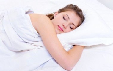 Які п'ять продуктів не варто їсти на ніч, якщо ви хочете виспатися