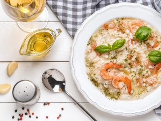 Готовим романтический ужин для двоих: ризотто с креветками, пармезаном и белым вином