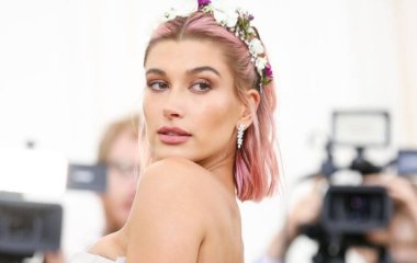  Хейли Болдуин украсила обложку японского «VOGUE»