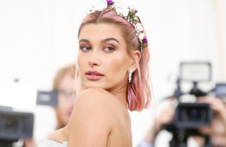  Хейли Болдуин украсила обложку японского «VOGUE»