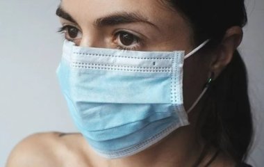 Дерматолог дала вісім порад для захисту шкіри під маскою