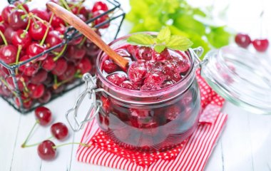 Вкус, как у чурчхелы: рецепт царского варенья из черешни с орехами