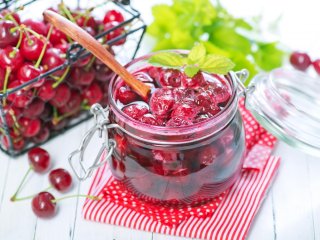 Вкус, как у чурчхелы: рецепт царского варенья из черешни с орехами