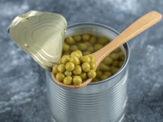 Чому не можна зливати рідину з банок із горошком: про це треба знати кожній господині